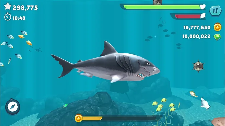 Tubarão-branco cinzento com cicatrizes em água azul-turquesa do Hungry Shark Evolution, uma mina com espigões à direita e bússola no canto